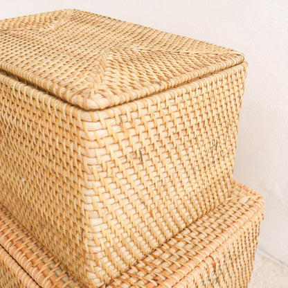 Håndvævet hyldekurv i rattan med låg GRAHA M – 37 × 27 × 20 cm