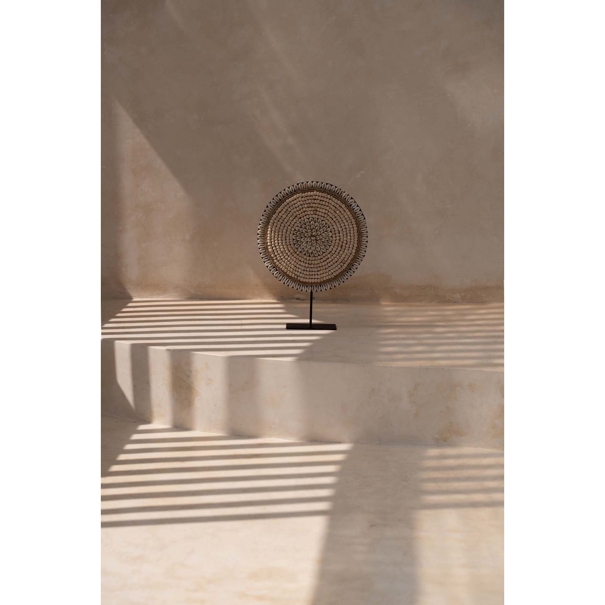 Shell standing decoration 30 × 40 cm – floral, beige & white