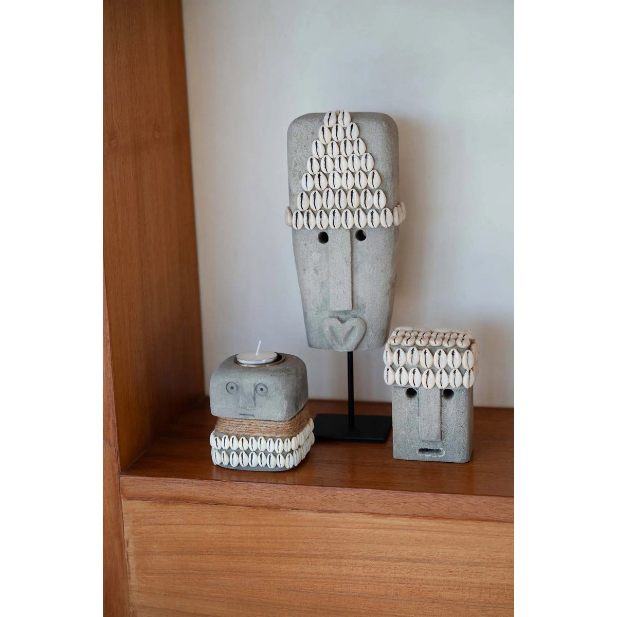 Grauer Sumba-Stein #32 auf Ständer – 32 cm