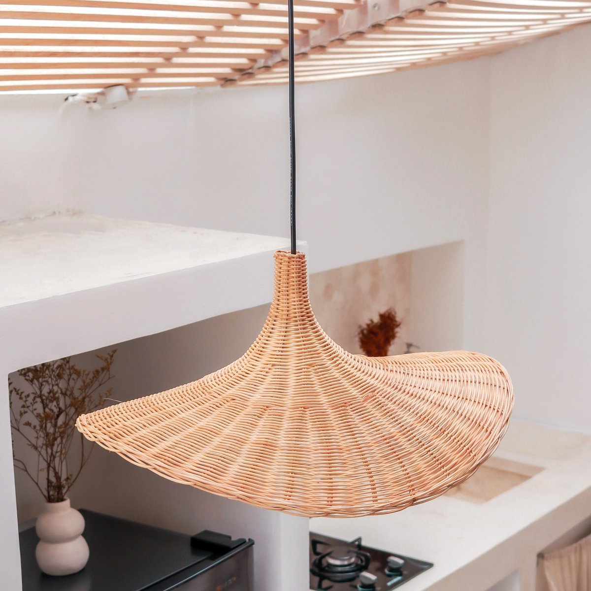 Rattan- & Metalltrichter-Pendelleuchte SAYAN 49 cm – beige
