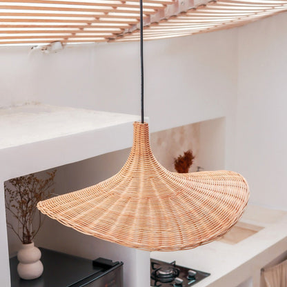 Rattan- & Metalltrichter-Pendelleuchte SAYAN 49 cm – beige