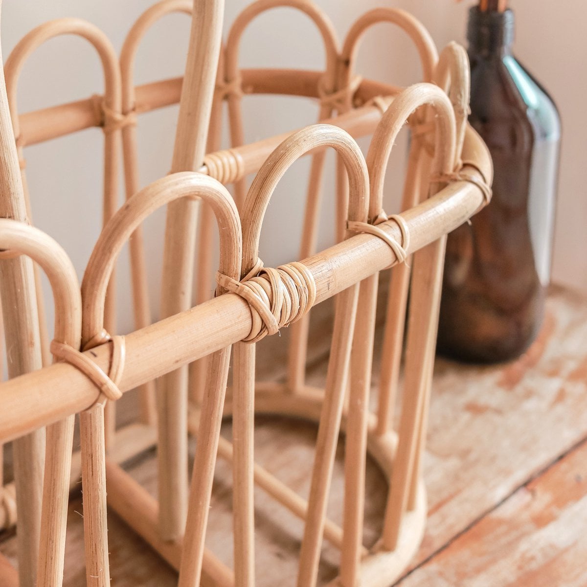 Aviskurv i rattan KUNO - naturlig beige