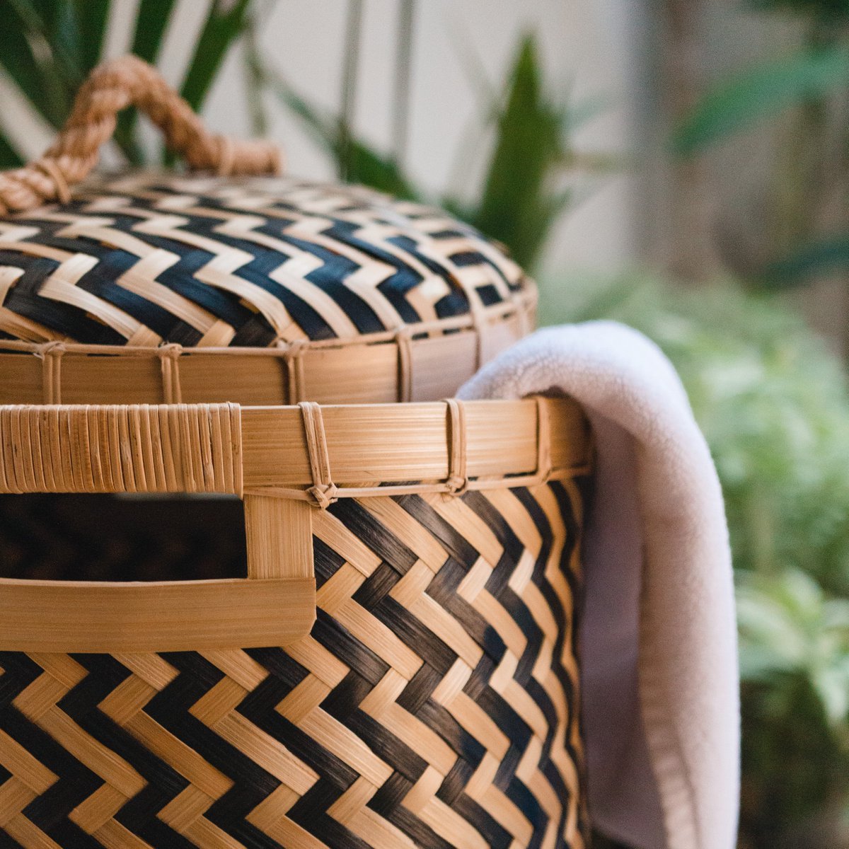 Bamboo laundry basket NABIRE – with lid