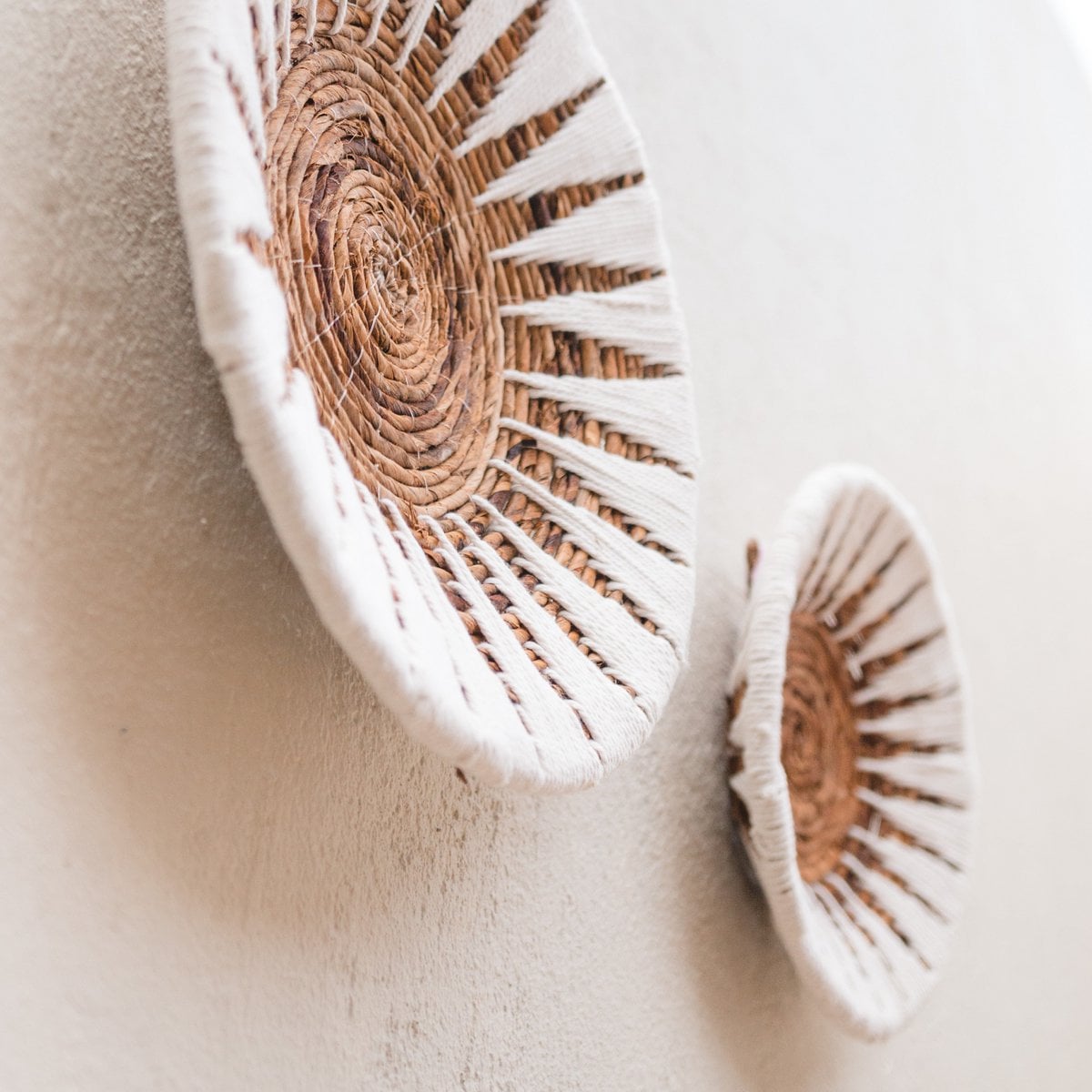 Woven wall circle MADALA, Ø40 cm – cotton and jute, geometric pattern