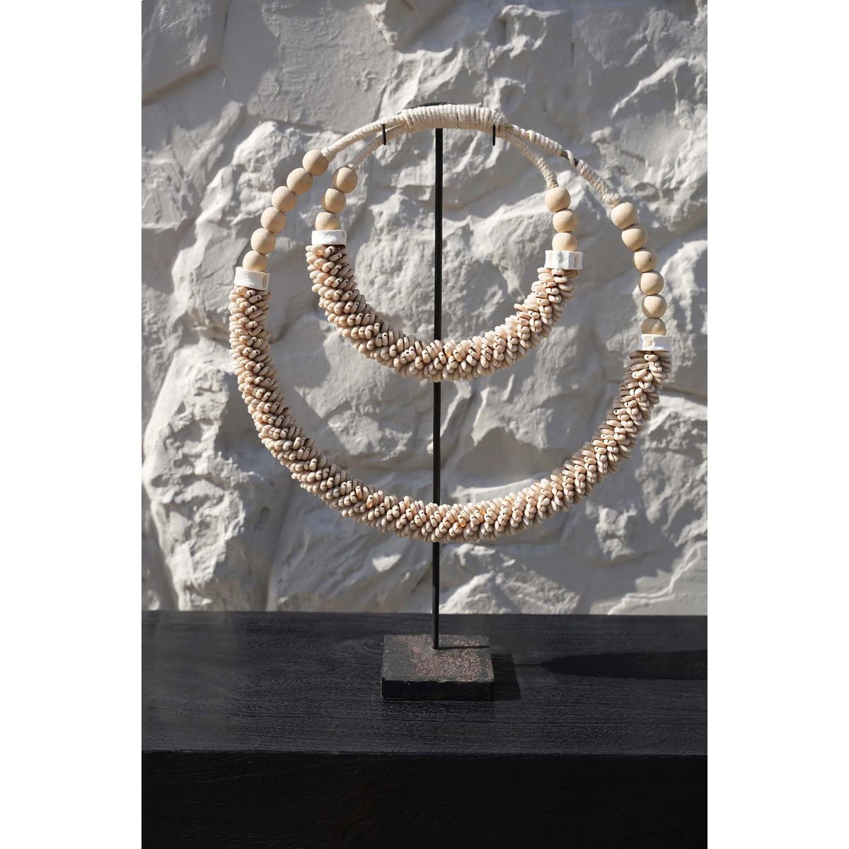 Muschelkette auf Ständer - naturfarben