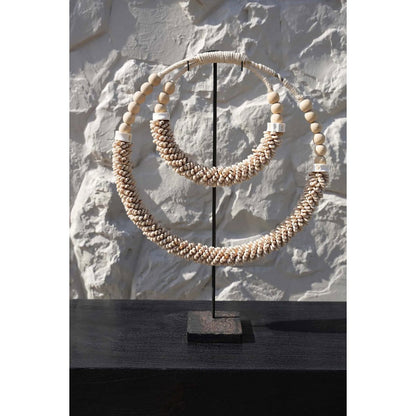 Muschelkette auf Ständer - naturfarben