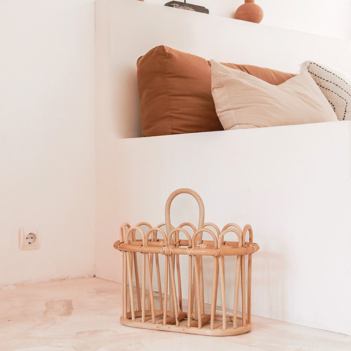 Aviskurv i rattan KUNO - naturlig beige