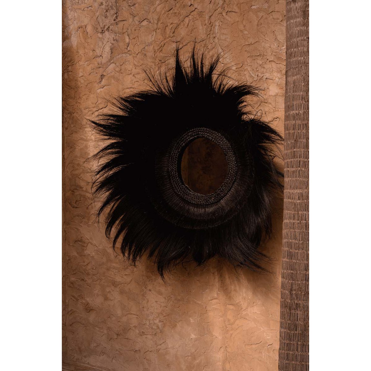 Rundt vægspejl i glas, 90 cm - sort ramme med nedsænket skovmotiv