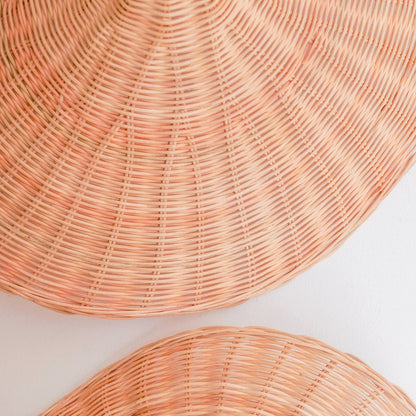 Rattan- & Metalltrichter-Pendelleuchte SAYAN 49 cm – beige