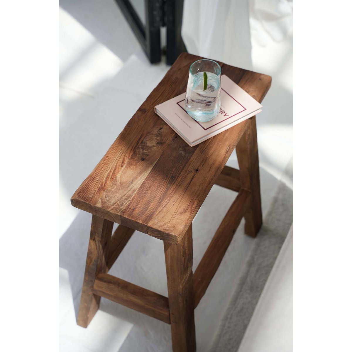 Holzhocker mit rustikalem Charakter - natur