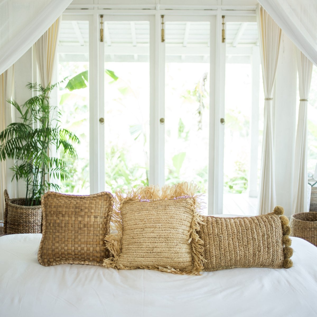 Raffia- og bomuldspude med fyld – SANUR, beige