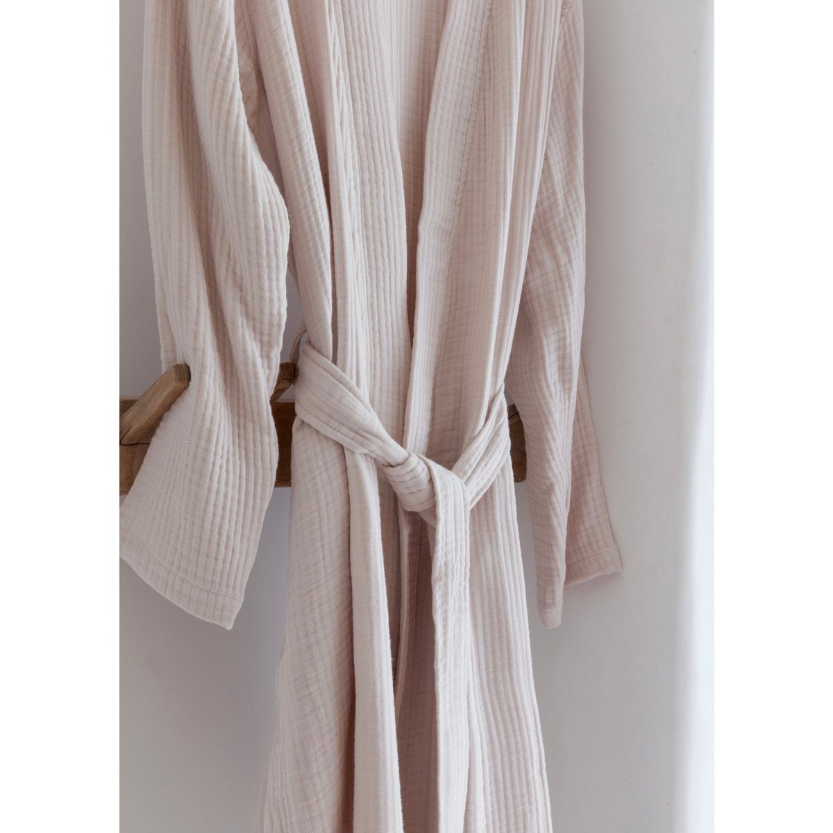 Bademantel aus Baumwoll-Bambus-Musselin in Rose Dust – L
