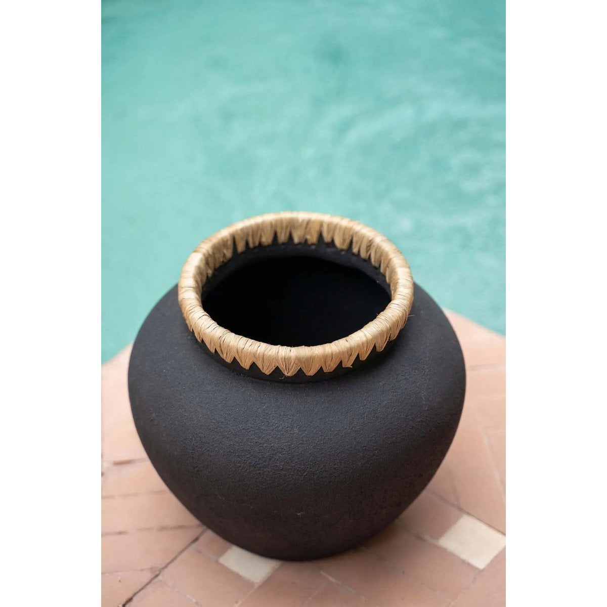 Terracotta vase with raffia, medium - 23 cm