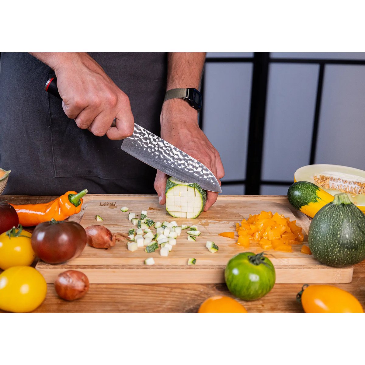 440C stål santoku kniv 180 mm - hamret blad med bambus saya