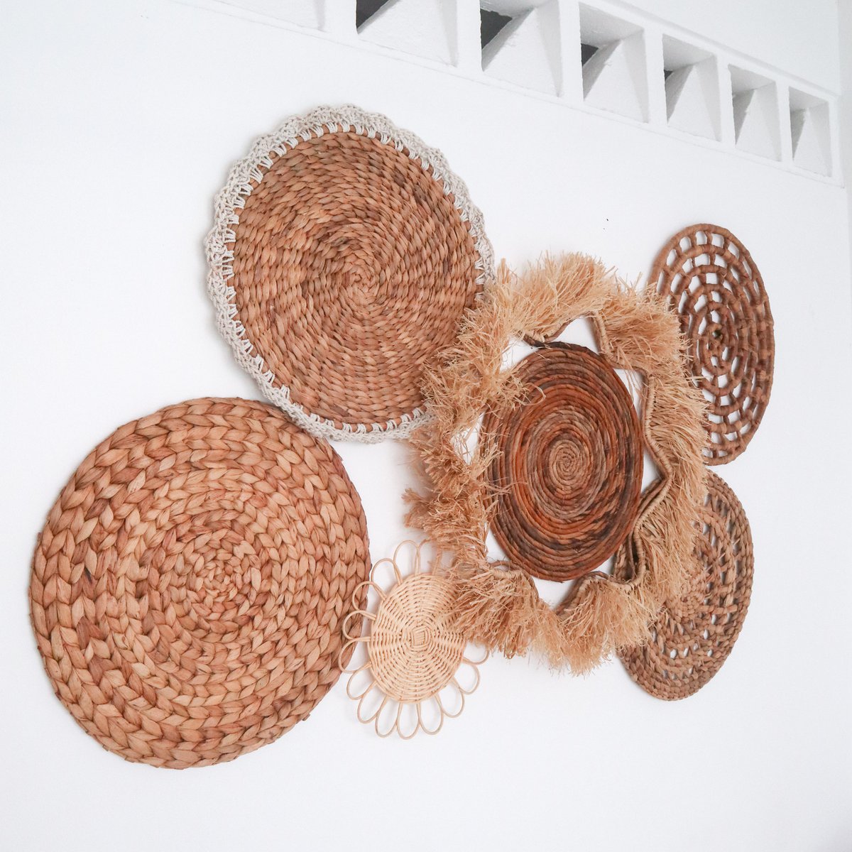 Sæt med 6 vægdekorationer i blandet vævet materiale – rattan, raffia og søgræs