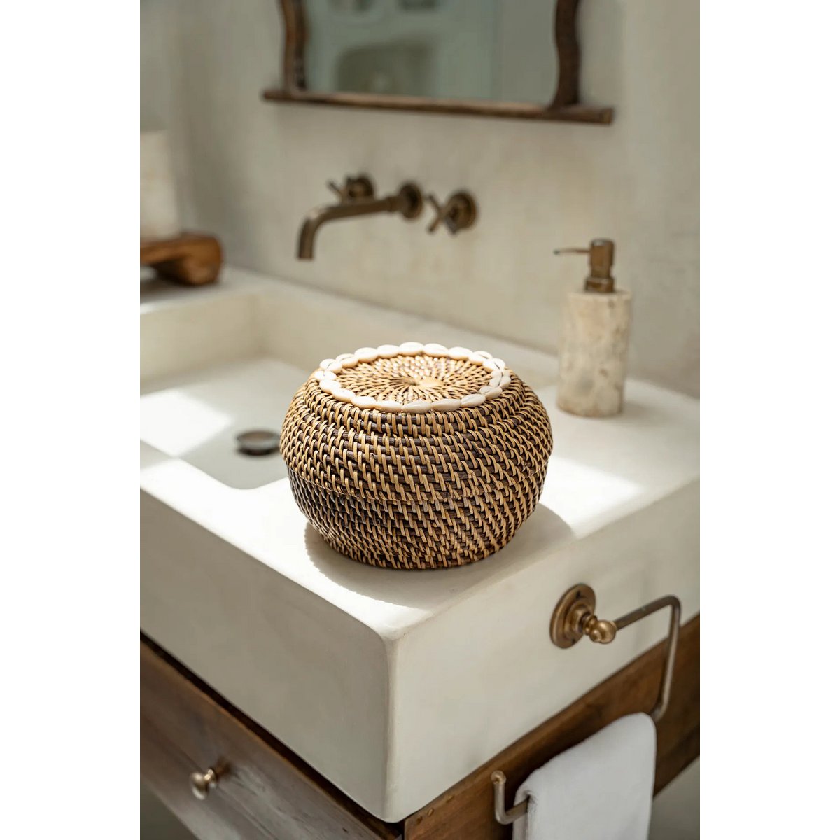 Rattan basket with cowrie shells - S, 23 cm