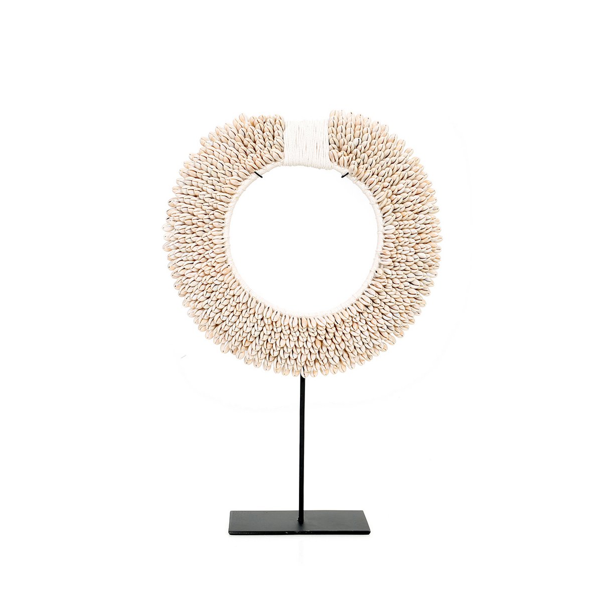 Muschelscheibenskulptur auf Eisensockel, weiß - M