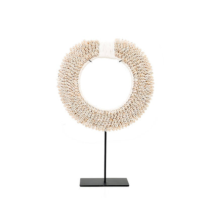 Muschelscheibenskulptur auf Eisensockel, weiß - M