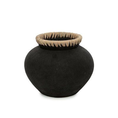 Terracotta vase med raffia, mellem - 23 cm