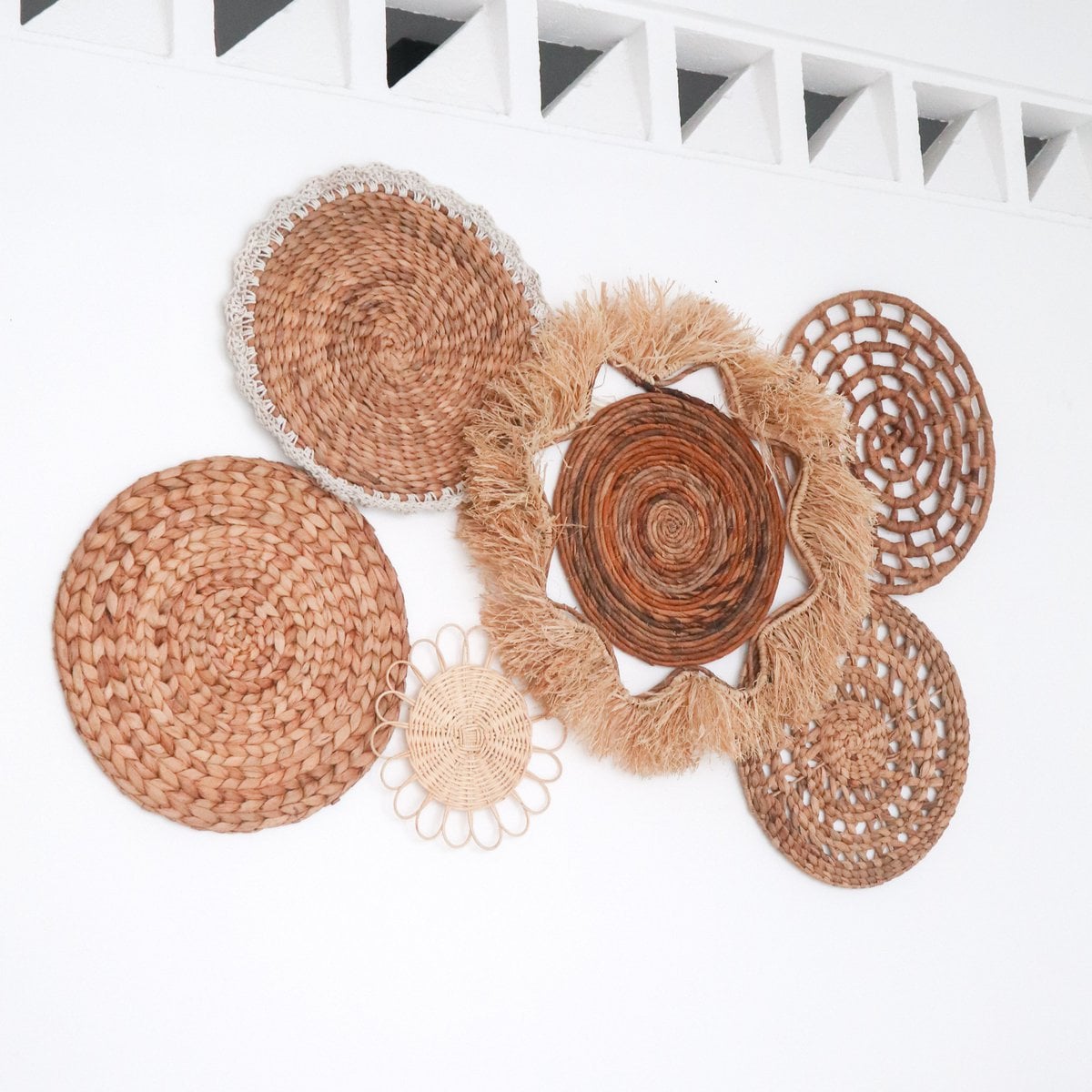 Sæt med 6 vægdekorationer i blandet vævet materiale – rattan, raffia og søgræs