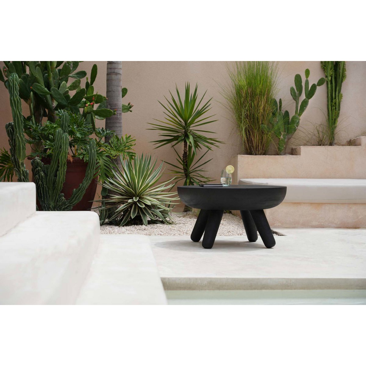 Sort træ sofabord 75×75 cm - solidt med 45 kg