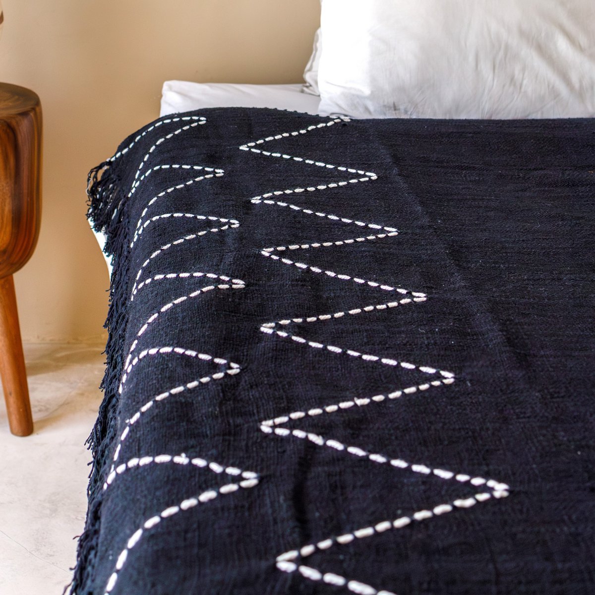 Handwoven cotton throw LINGGAH – 140 × 200 cm, black & white