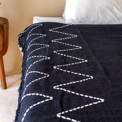 Handwoven cotton throw LINGGAH – 140 × 200 cm, black & white