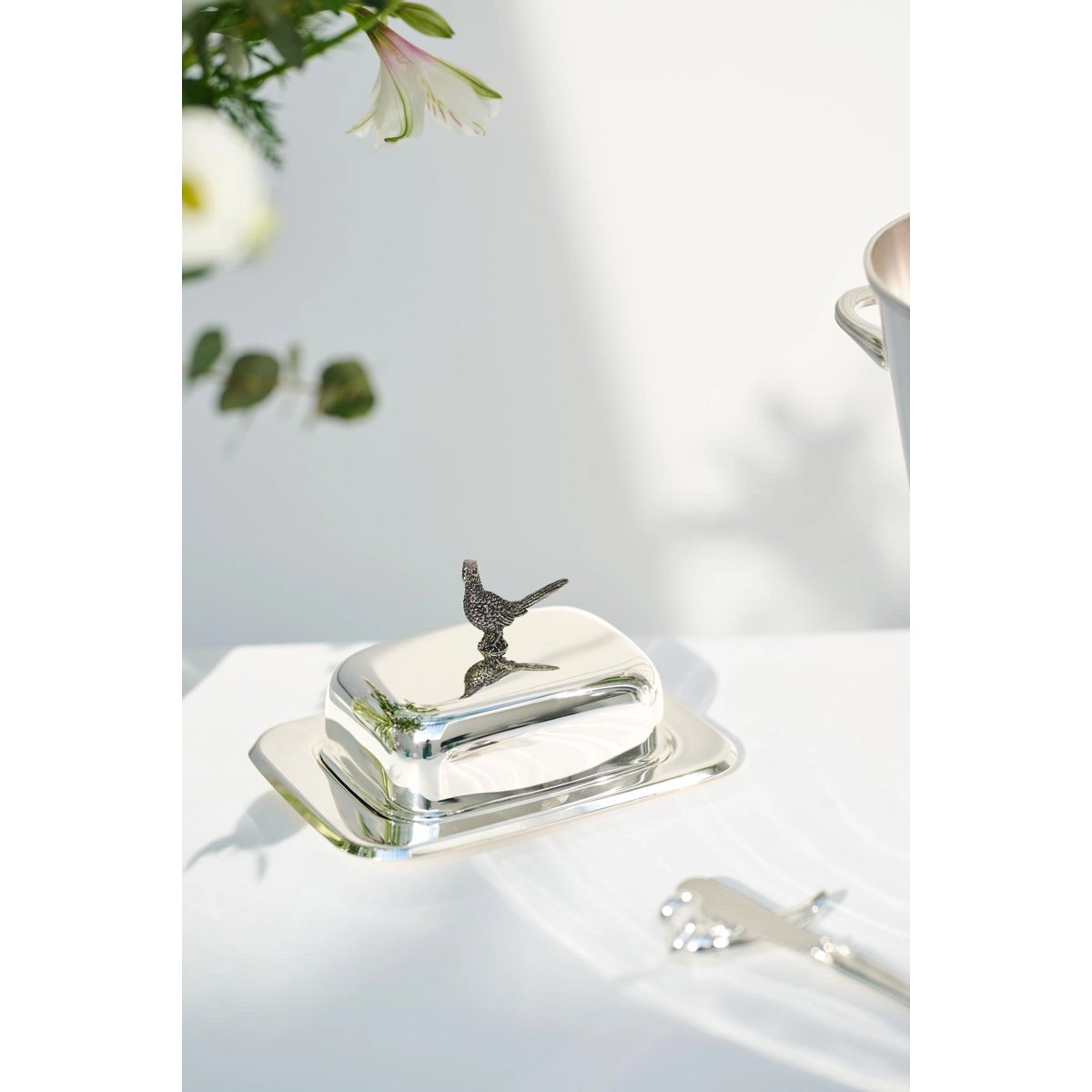 Smørskål i sølvstål med kniv, 18 cm - Fasan