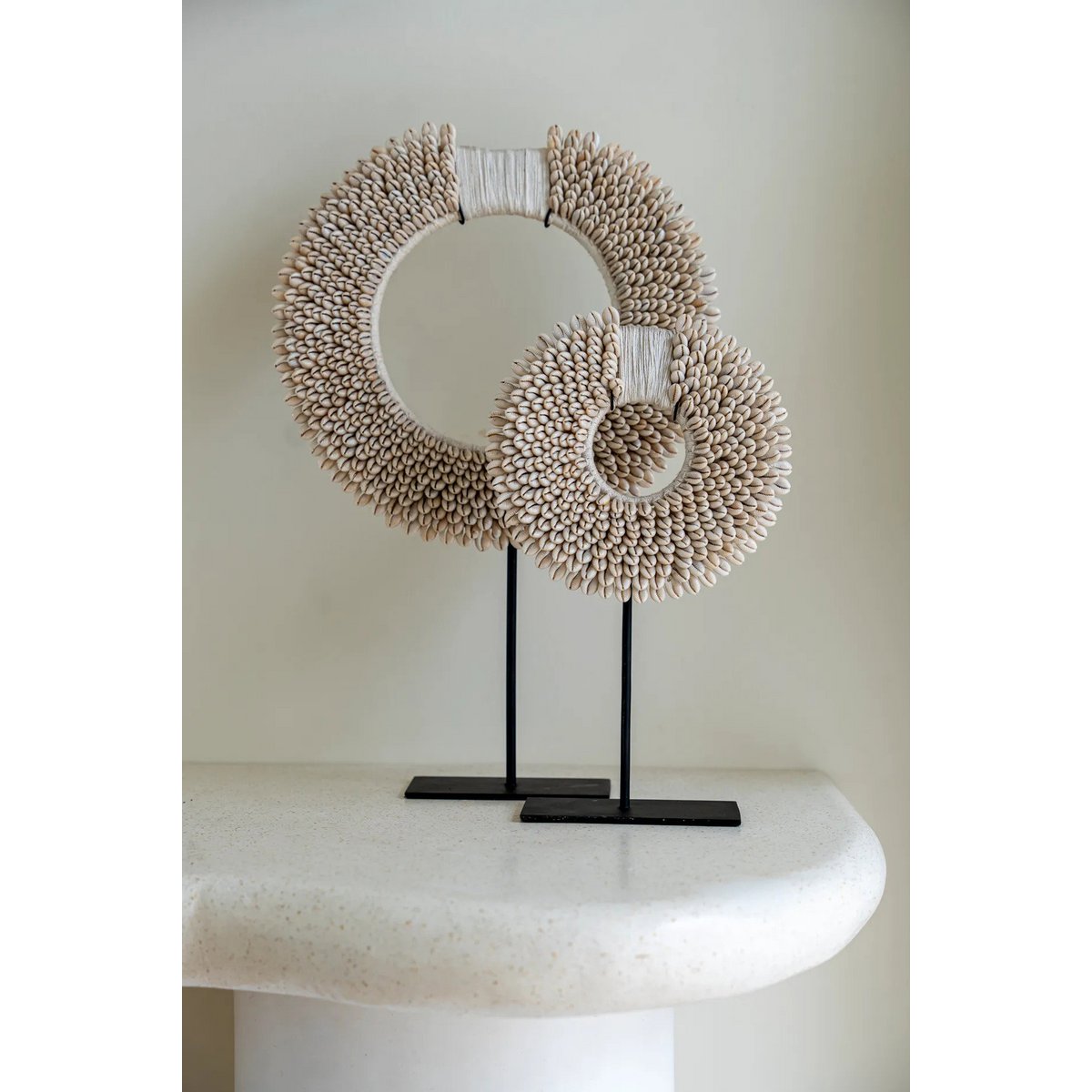 Muschelscheibenskulptur auf Eisensockel, weiß - M