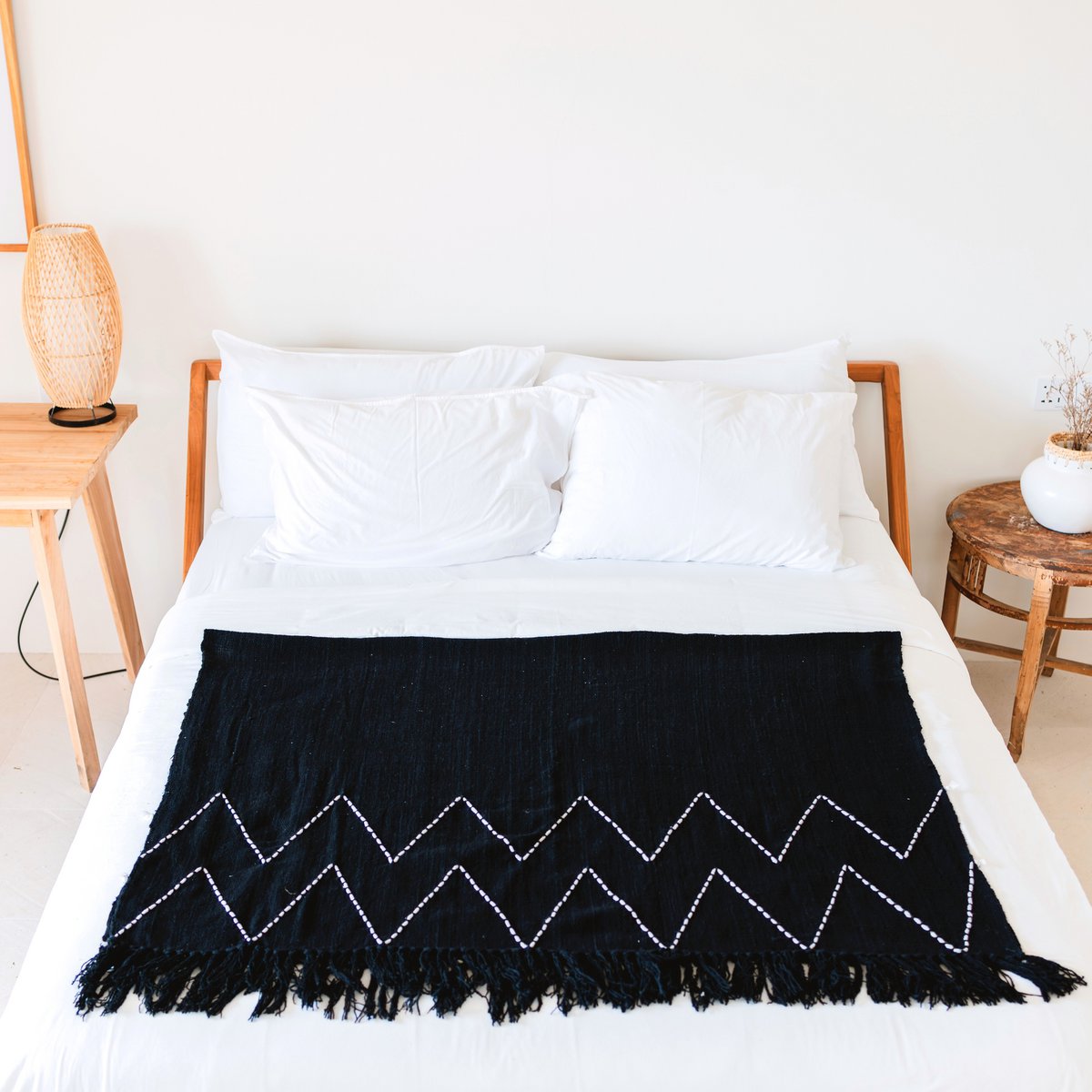 Handwoven cotton throw LINGGAH – 140 × 200 cm, black & white