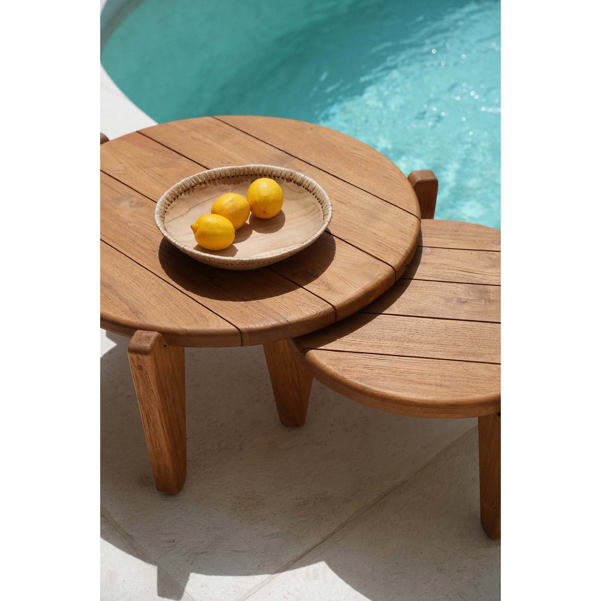 Teak-Couchtisch mit Dreifußgestell – M