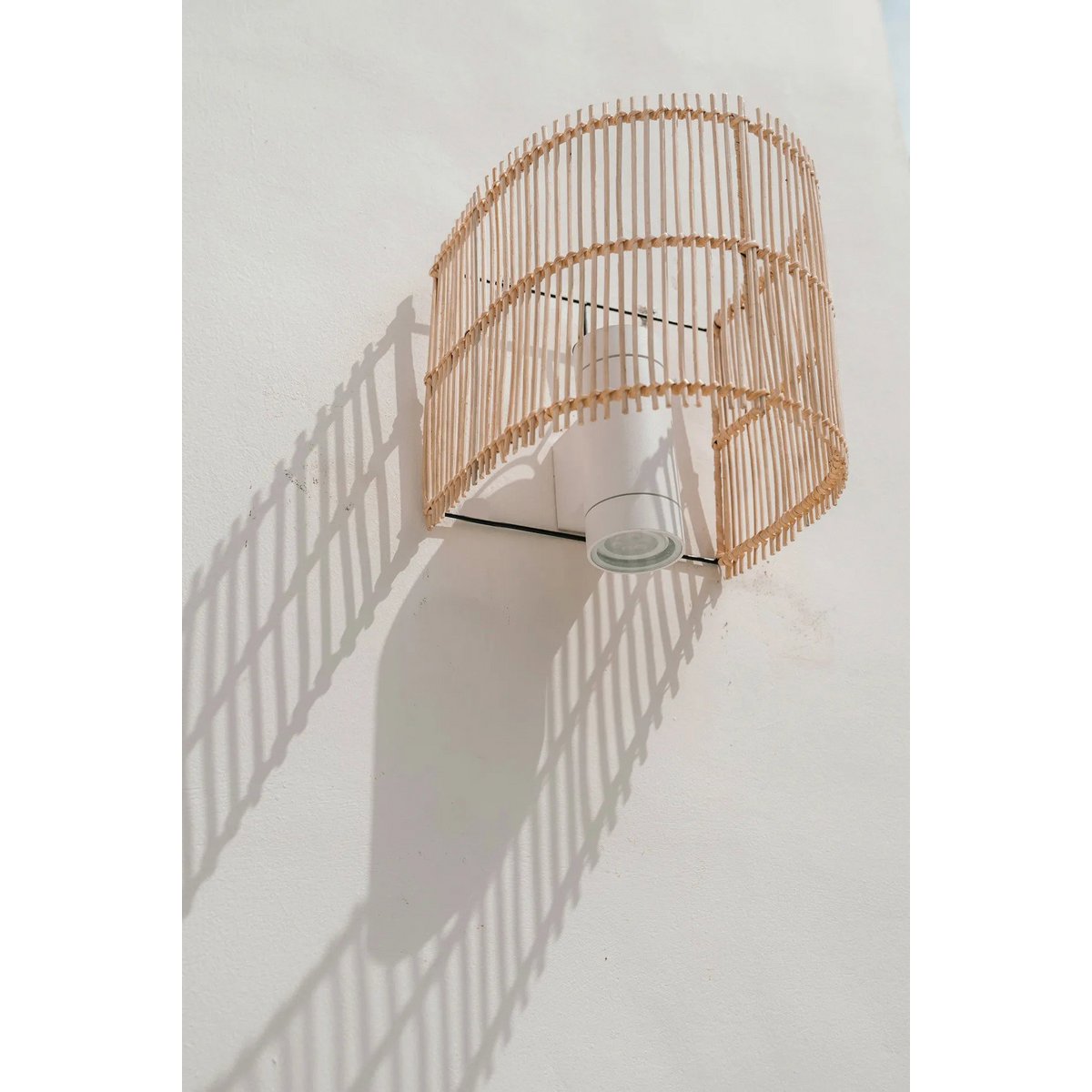 Væglampe af rattan 20×25 cm - halvcylinder, håndlavet