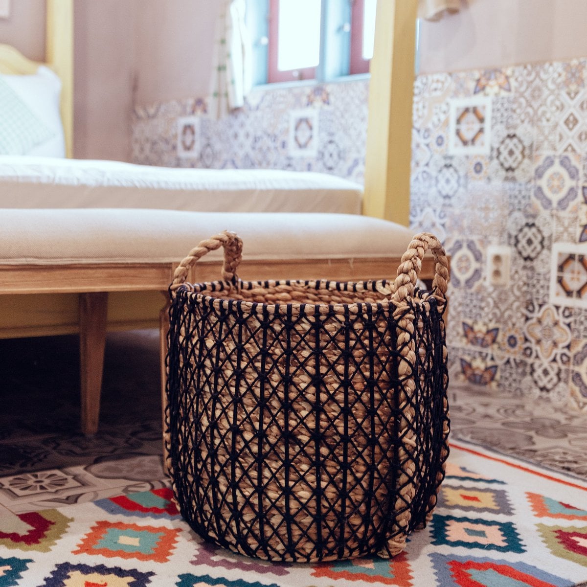 Vasketøjskurv Praya M i flet – 32 cm, sort & beige
