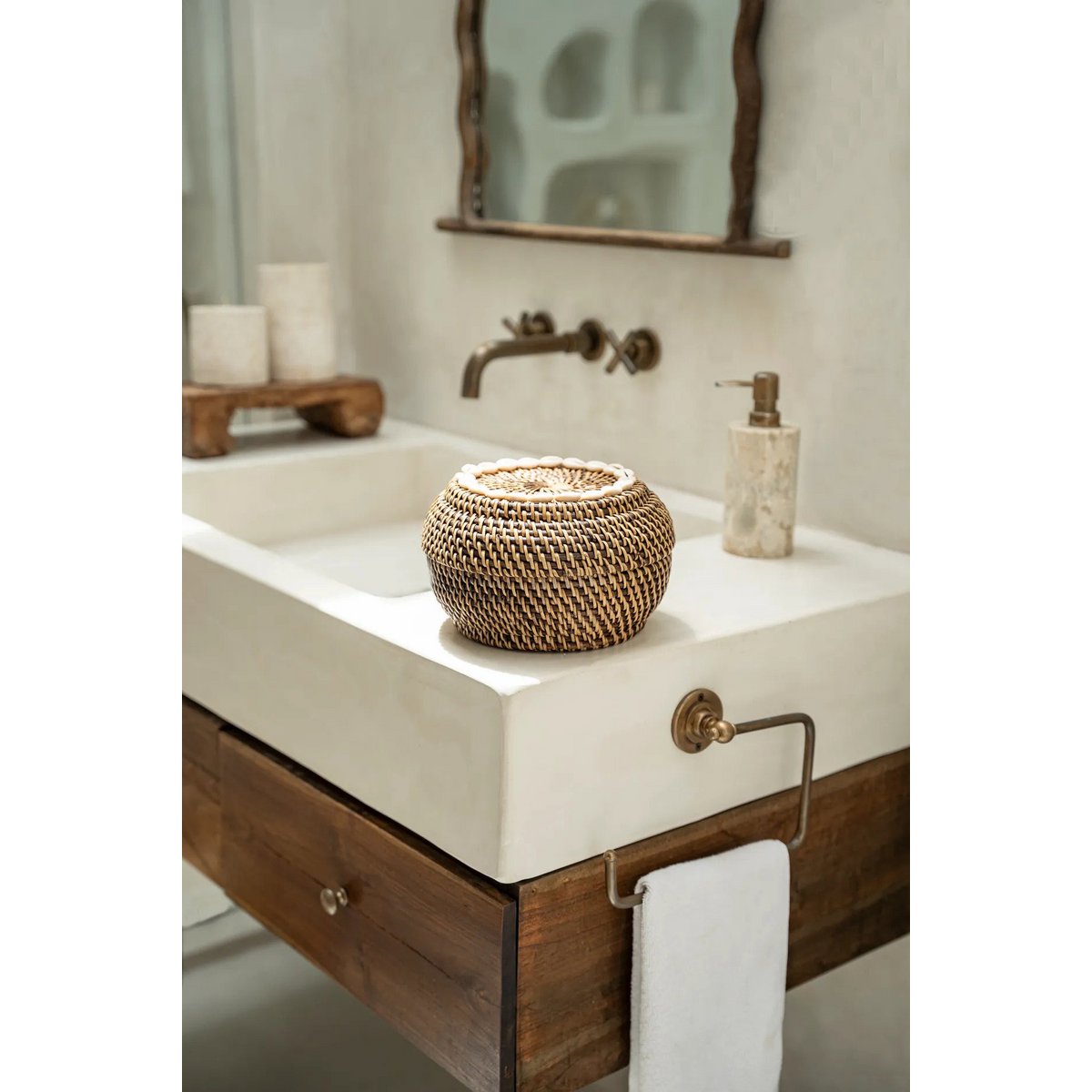 Rattan basket with cowrie shells - S, 23 cm