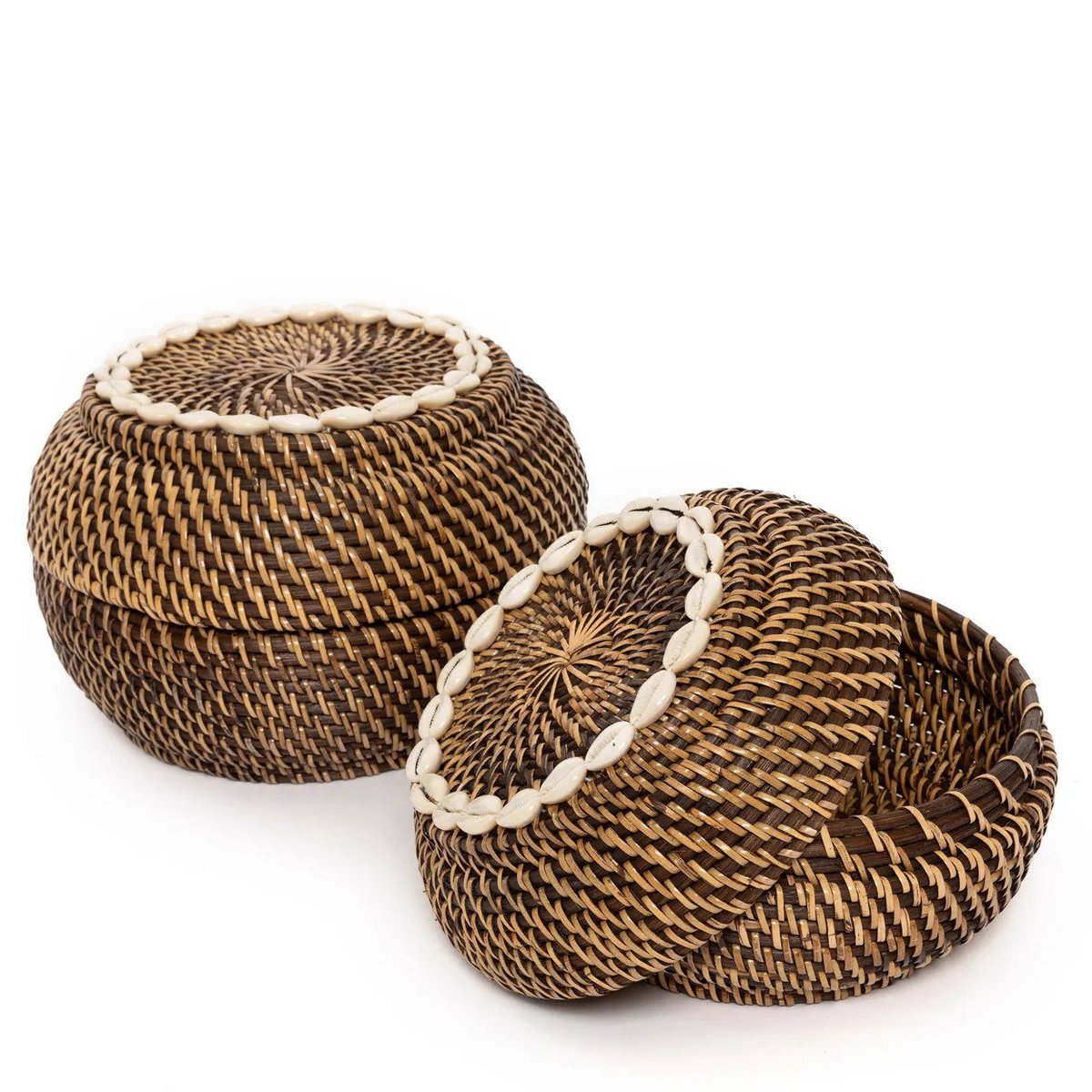Rattan basket with cowrie shells - S, 23 cm