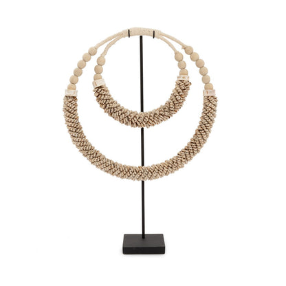 Muschelkette auf Ständer - naturfarben