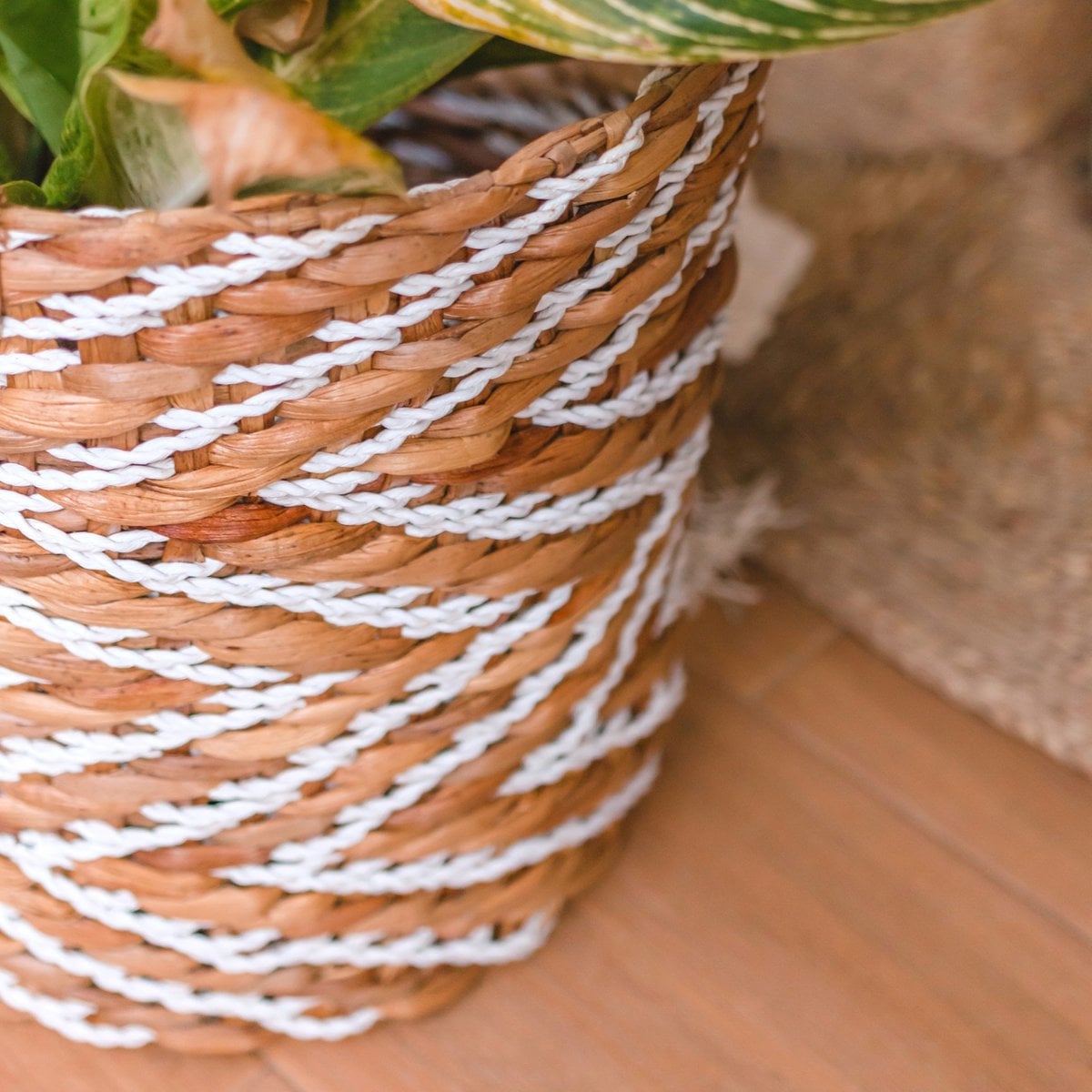 Round woven basket YALIMO L – Ø40×44 cm, striped pattern