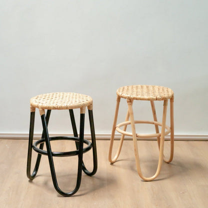 Rattan skammel KOLAKA sort Ø35 cm - trebenet flettet sæde