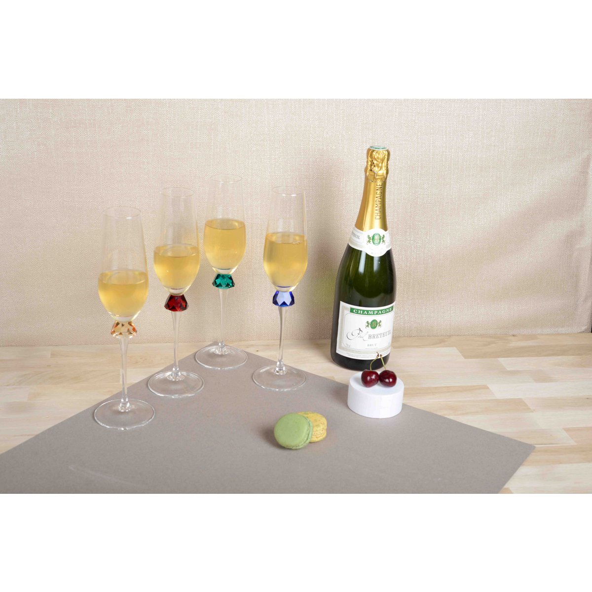 Champagne flutes with diamond-cut foot – set of 4