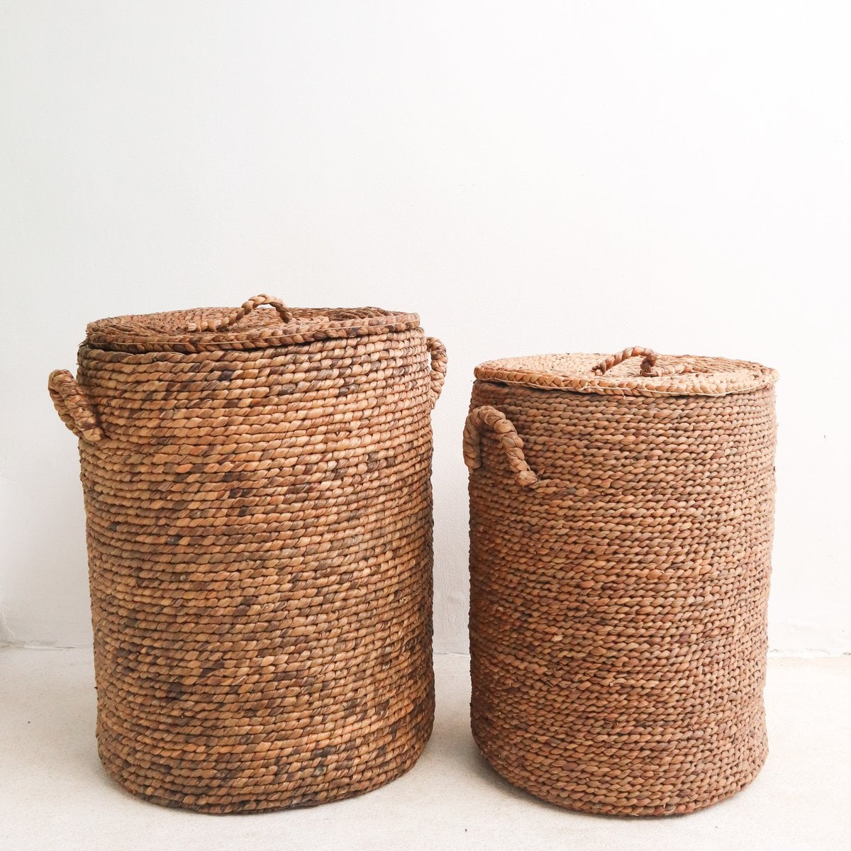 Water hyacinth laundry basket IKAT 32 cm - lid & handles, size M